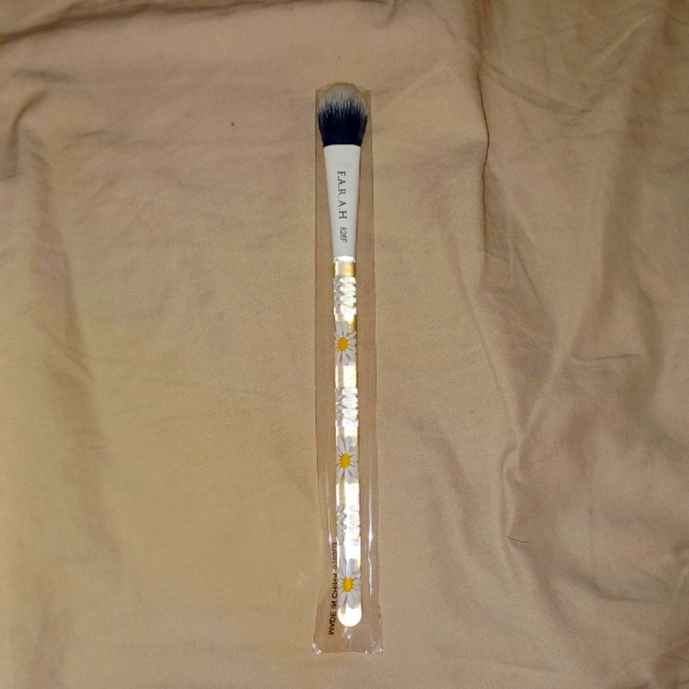 F.A.R.A.H makeup brush